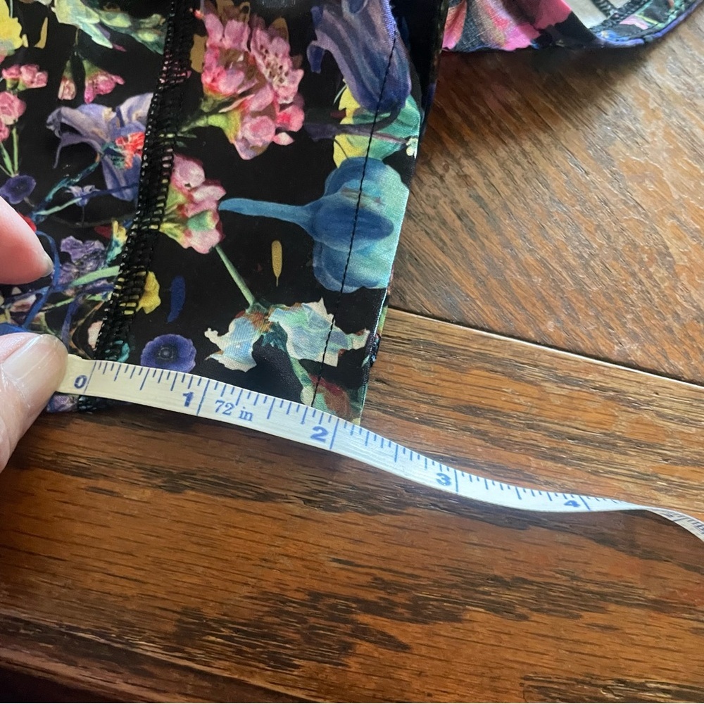 Lululemon Floral Women's Shorts size 8 - Picture 8 of 8